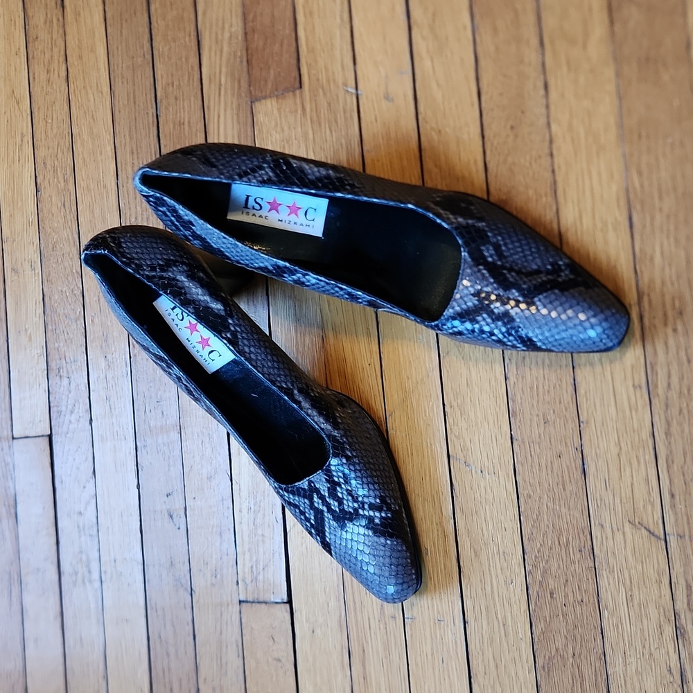 7 1/2 snakeskin Isaac Mizrahi heels pumps black grey leather faux python